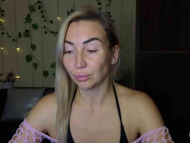 Jullyblondkiss webcam