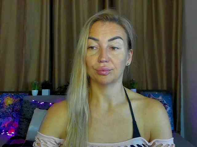 Jullyblondkiss webcam