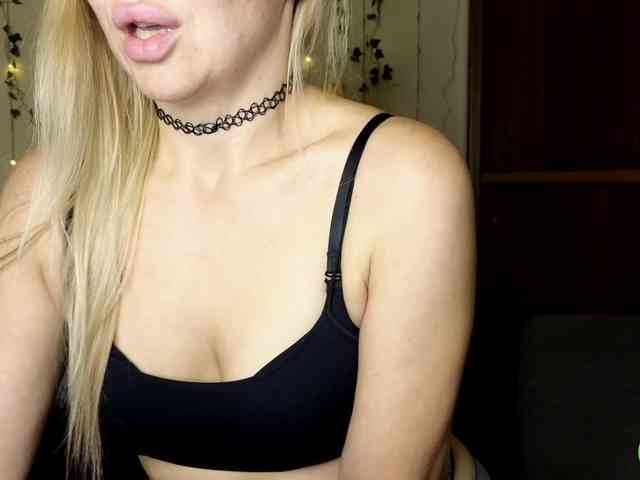 Jullyblondkiss webcam