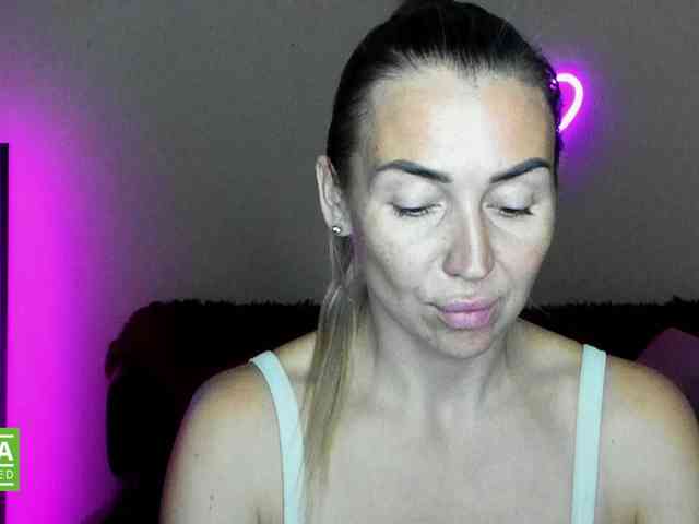 Jullyblondkiss webcam
