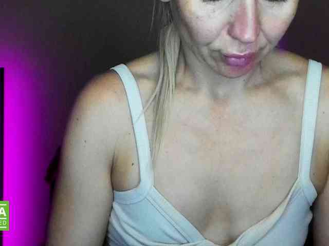 Jullyblondkiss webcam