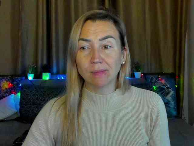 Jullyblondkiss webcam