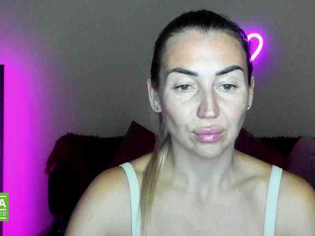 Jullyblondkiss webcam