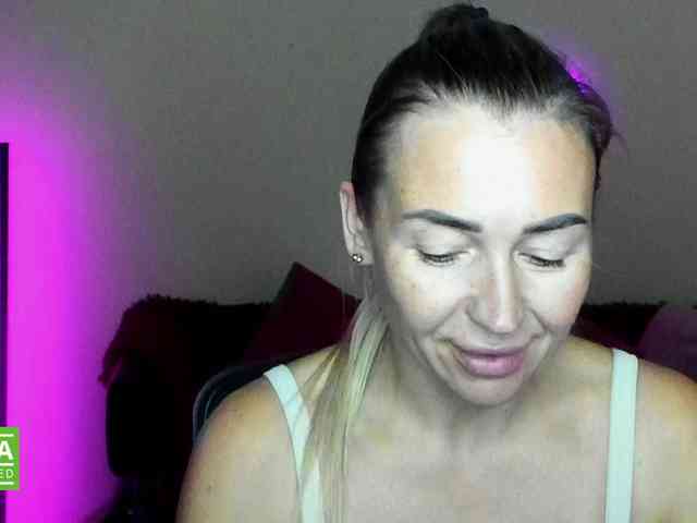 Jullyblondkiss webcam