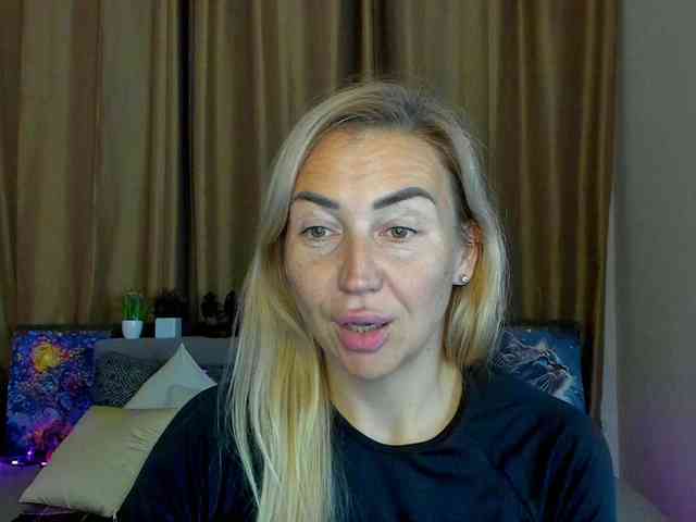 Jullyblondkiss webcam