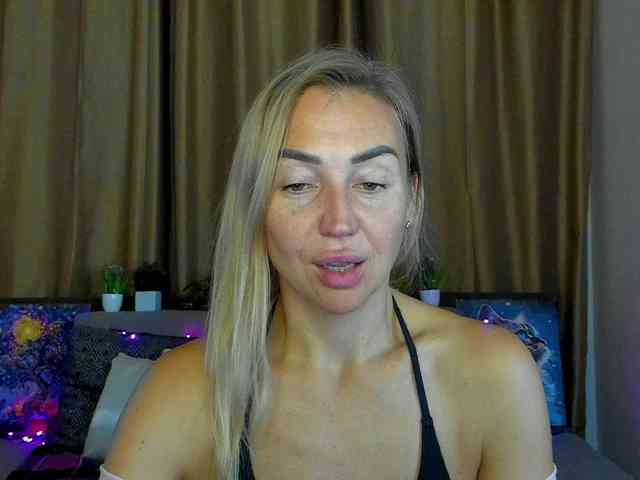 Jullyblondkiss webcam