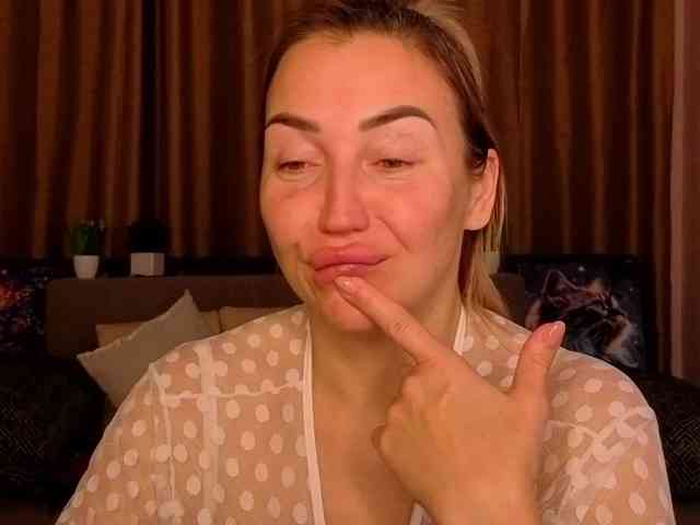 Jullyblondkiss webcam