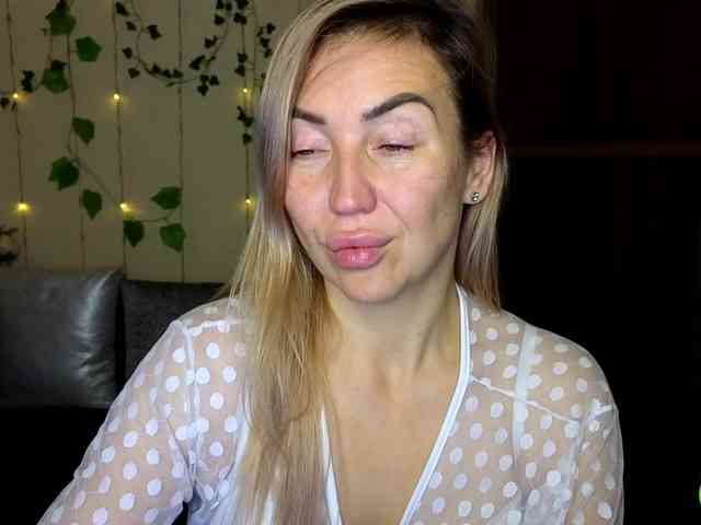 Jullyblondkiss webcam