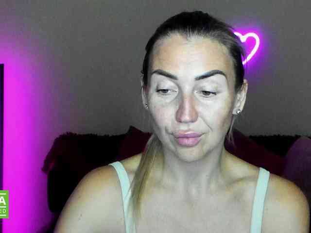 Jullyblondkiss webcam