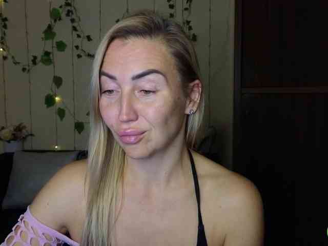 Jullyblondkiss webcam
