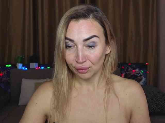 Jullyblondkiss webcam