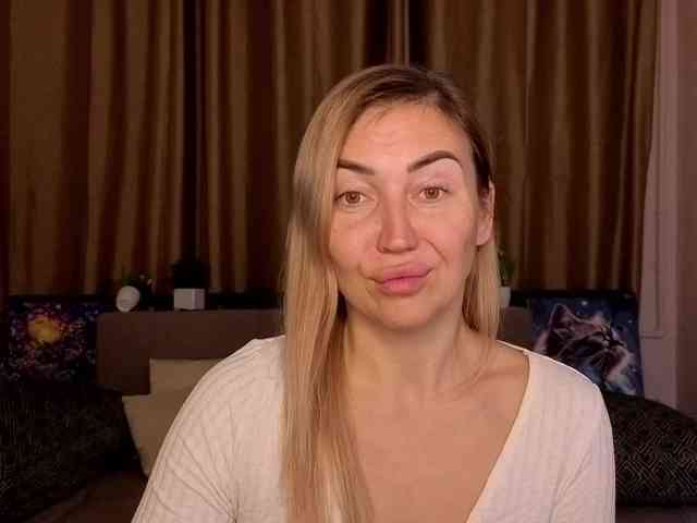 Jullyblondkiss webcam