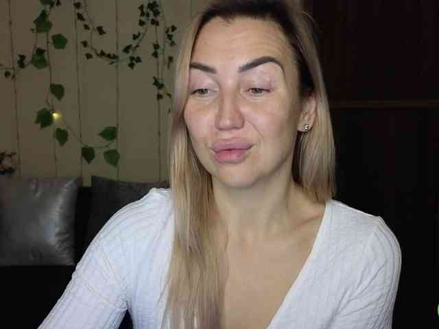 Jullyblondkiss webcam