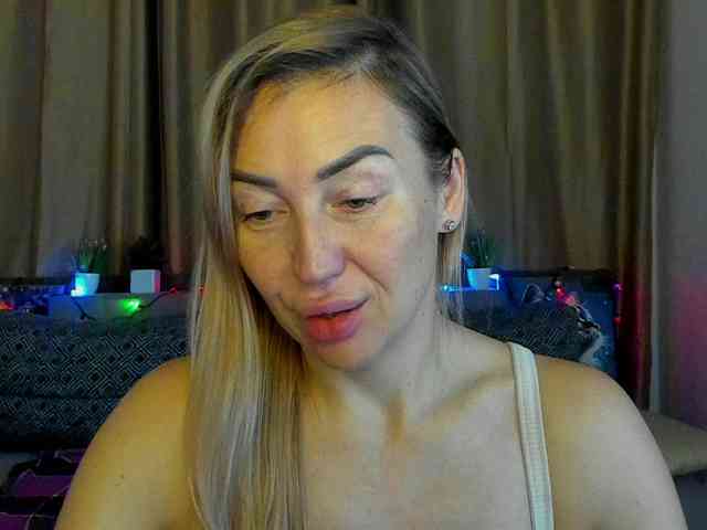 Jullyblondkiss webcam