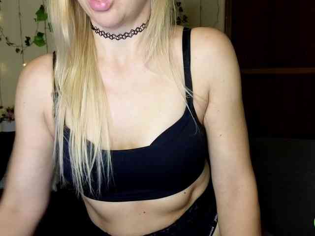 Jullyblondkiss webcam