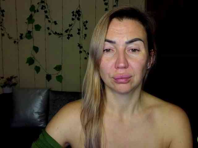 Jullyblondkiss webcam