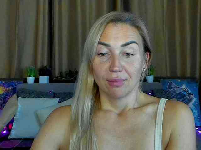 Jullyblondkiss webcam