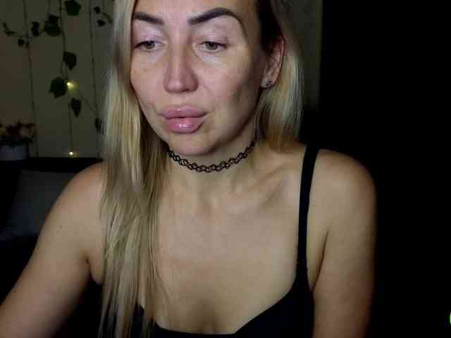 Jullyblondkiss webcam