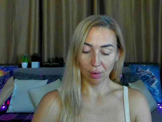Jullyblondkiss webcam