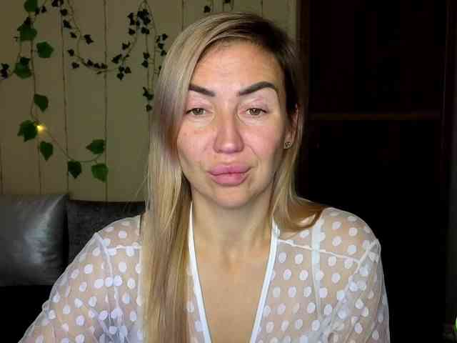 Jullyblondkiss webcam