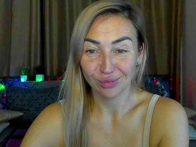 Jullyblondkiss webcam