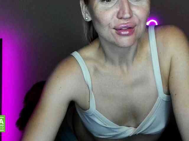 Jullyblondkiss webcam