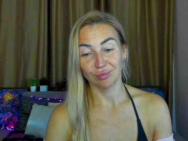 Jullyblondkiss webcam
