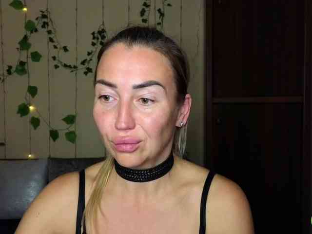 Jullyblondkiss webcam