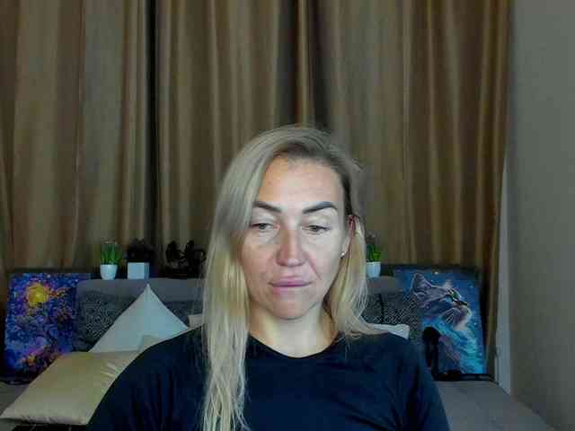 Jullyblondkiss webcam