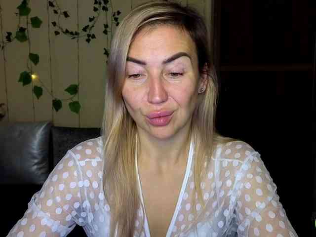 Jullyblondkiss webcam