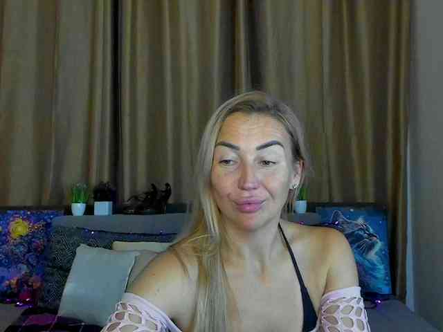 Jullyblondkiss webcam