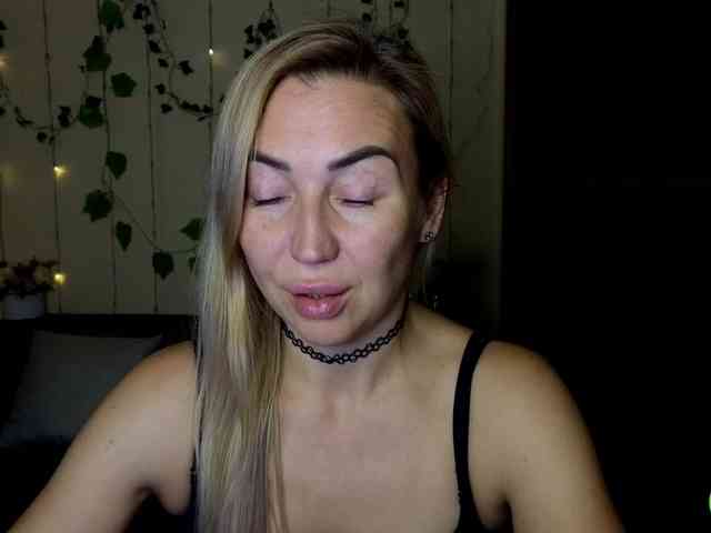 Jullyblondkiss webcam