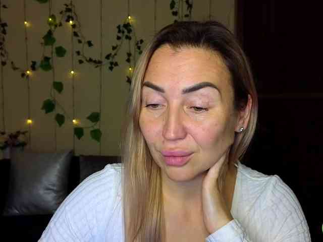 Jullyblondkiss webcam