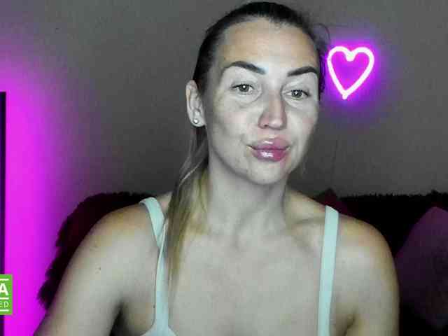 Jullyblondkiss webcam