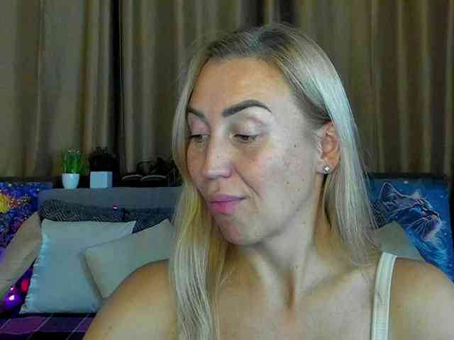 Jullyblondkiss webcam