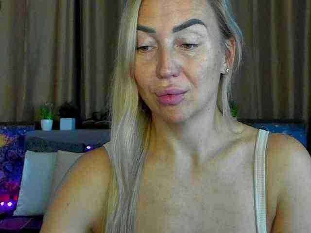 Jullyblondkiss webcam