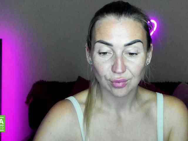 Jullyblondkiss webcam