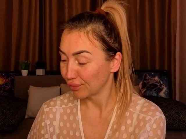 Jullyblondkiss webcam