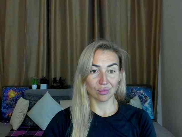 Jullyblondkiss webcam