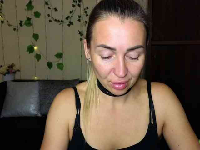 Jullyblondkiss webcam