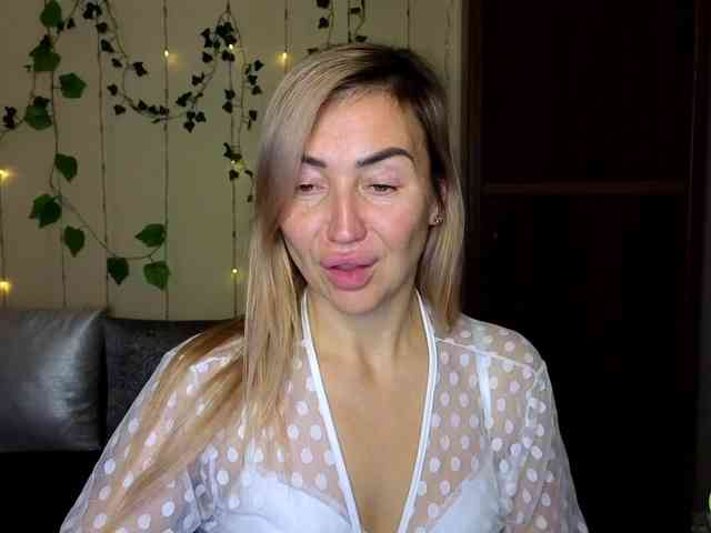 Jullyblondkiss webcam