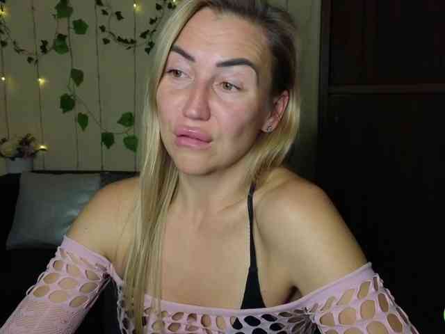 Jullyblondkiss webcam