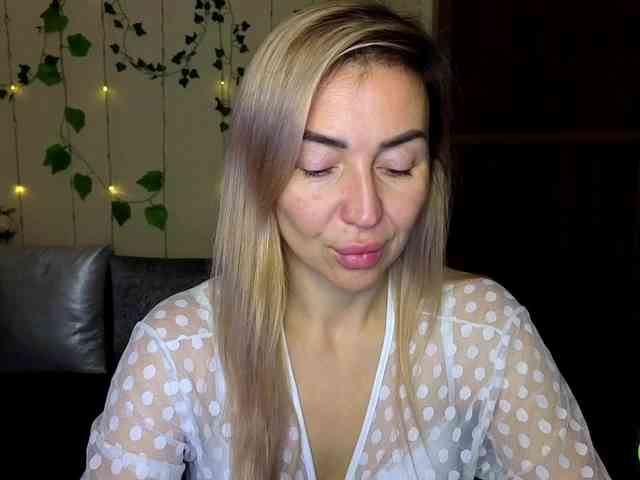 Jullyblondkiss webcam