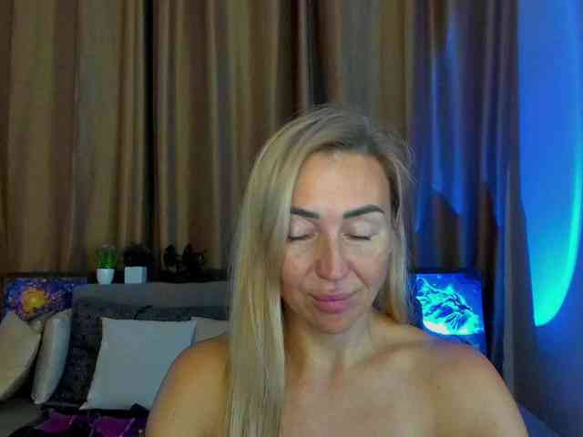 Jullyblondkiss webcam