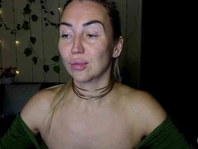 Jullyblondkiss webcam