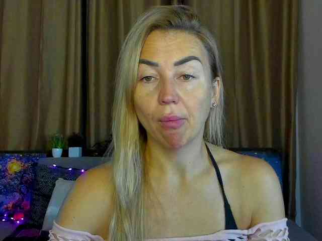 Jullyblondkiss webcam