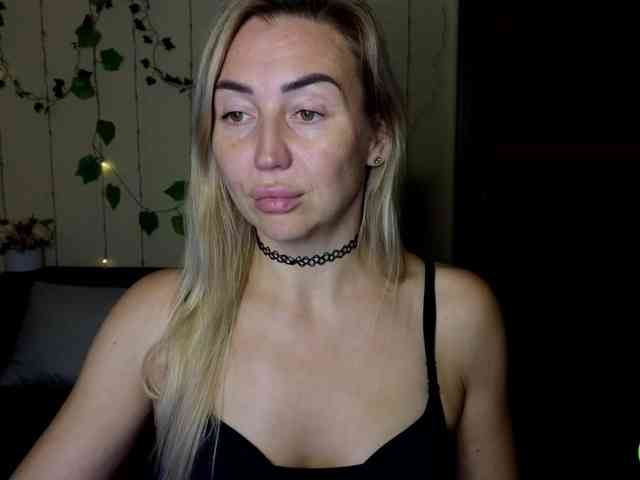 Jullyblondkiss webcam