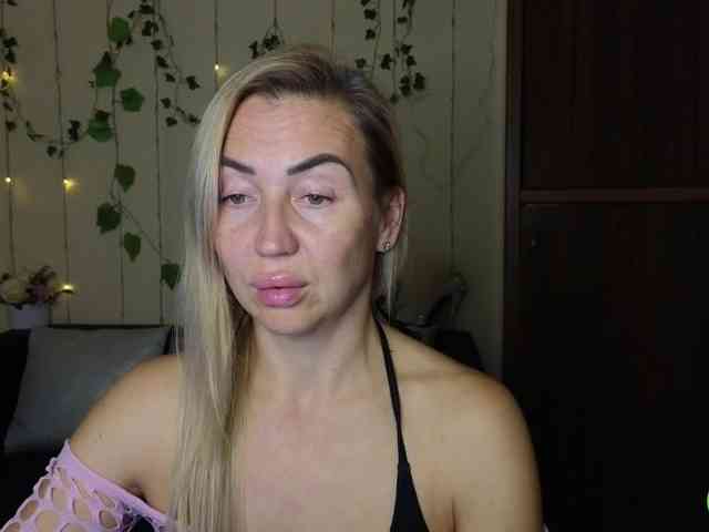 Jullyblondkiss webcam