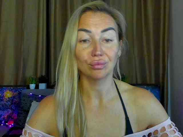 Jullyblondkiss webcam