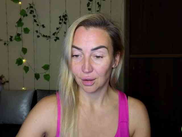 Jullyblondkiss webcam